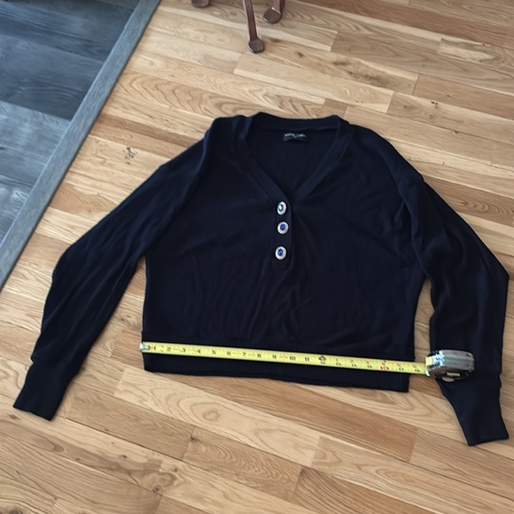 Michael Lauren Navy Ribbed Knit Top w sassy sapphire buttons. - Picture 3 of 7